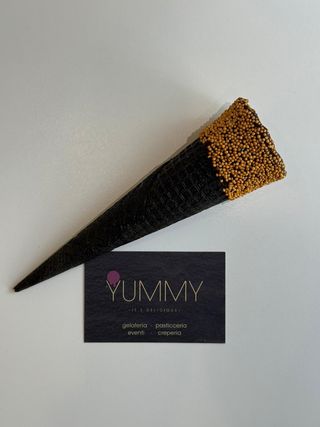 Cono cialda carbone vegetale cioccolato e pallini caramellati