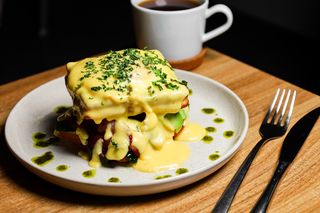 Вафлі солоні з беконом під соусом голландез