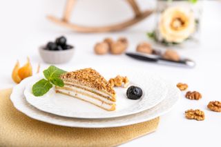 Felie tort lionnaise cu mascarpone, smochine, miere si nuci