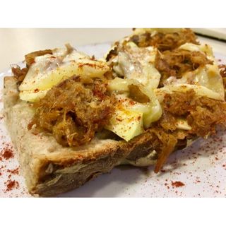 Tosta de chicharrones y queso del pais