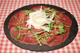 Carpaccio de Bresaola con rúcula, grana padano y limón
