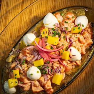 Dados de salmón flambeado