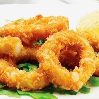 Кільця кальмарів фрі у сухарях Панко з часниковим  соусом 