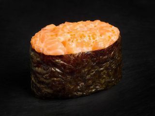 Гункан лосось (35г)