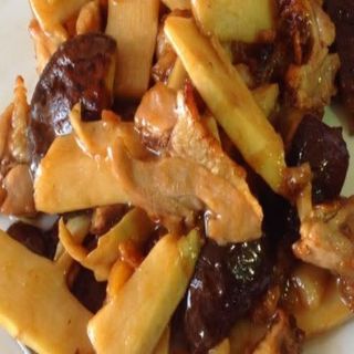 Cerdo Con Setas Chinas Y Bambú