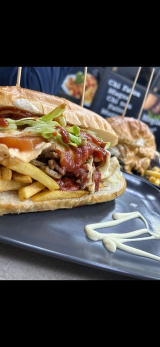 Panino con salsiccia, prosciutto cotto e formaggio