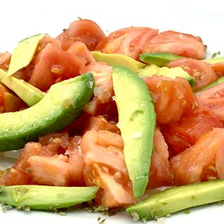 Tomate Huevo Toro con aguacate