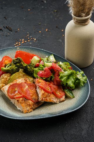 Форель на пару со свежим салатом (350г)