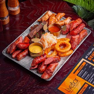 Ассорти колбас на гриле