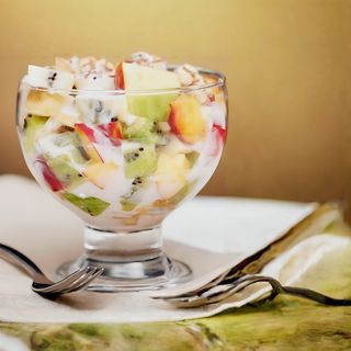 Салат фруктовий з вершками