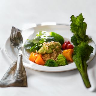 Боул з овочами, кіноа і гуакамоле