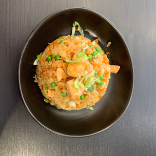 Arroz hibachi con salmón