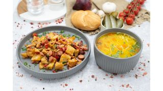 Supa cu fidea,cartofi nemtesti cu kaizer si carnati,salata de castraveti murati,chifla