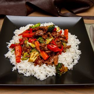 Говядина с овощами в соусе