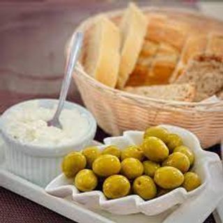 Pan Con Alioli Y Olivas