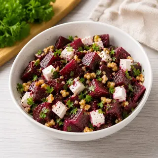 Свекольный салат с грецкими орехами и творожным сыром фетакса