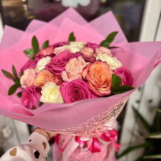 Букет с 25 цветни рози