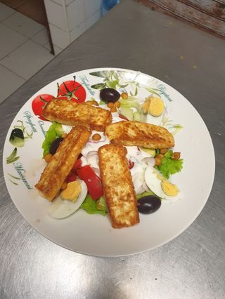 Зелена салата с печено сирене (400г)