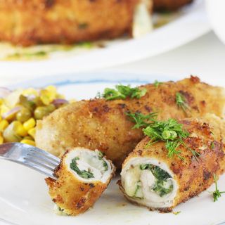 Roladka z schabu z pieczarkami ,frytki , surówka 