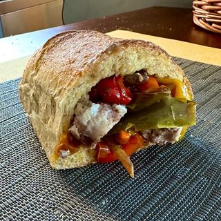 Cuzzetiello salsiccia e peperoni