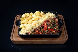 Сковорідка з м'ясом в соусі барбекю