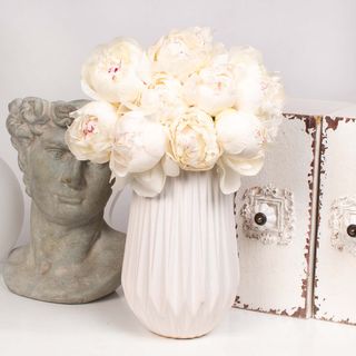 Buchet romantic cu  bujori albi