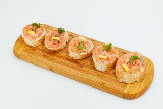 Bruskete sa dimljenim lososom