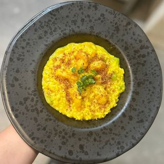 Risotto con gamberetti, zafferano, zucchini & polvere di pancetta