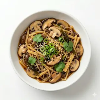 Bambú Con Setas Y Algas Salteadas
