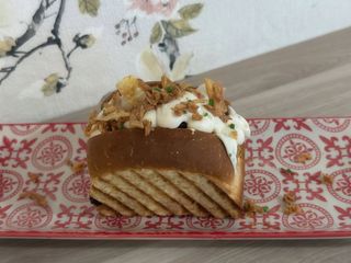 Brioche txistorra con mayo trufa y cebolla frita