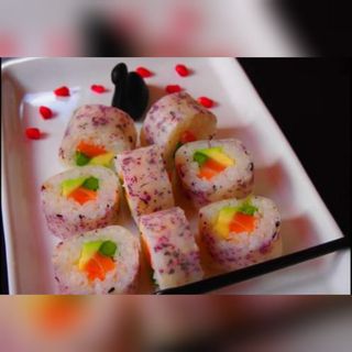 Рулца с ориз, сьомга, авокадо, аспержи, юкари и сусам (8бр-190г)