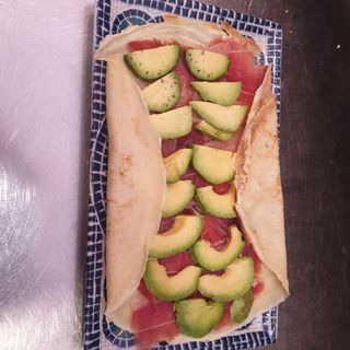 Crep salado de jamón Ibérico al corte con aguacate laminado 