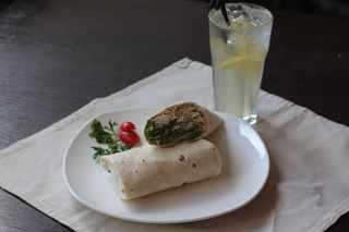 Салат "Цезарь" с курицей в лаваше (1 пор.)