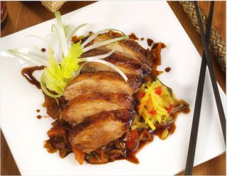 155. Pato Asado En Salsa Especial De La Casa