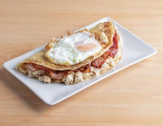 Crêpe Salado De Longaniza, bacon, salsa barbacoa y huevo frito