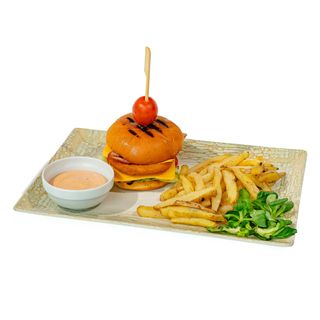 BURGER DE PUI CU CARTOFI PRĂJIȚI ȘI SOS CALYPSO
