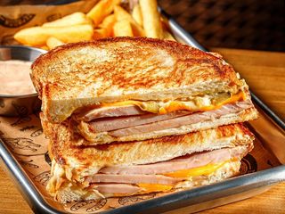 Smoked Turkey sandwich cu cartofi pai și sos