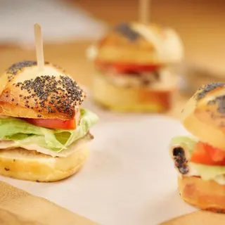 2 Mini Sandwich, Omelette, Jus d'orange, Eau 33 cl