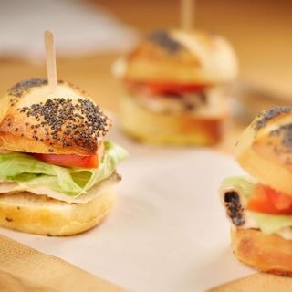 2 Mini Sandwich, Omelette, Jus d'orange, Eau 33 cl