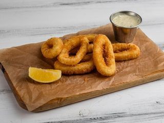 Хрусткі кільця кальмарів із соусом Тартар (140/50/25g)