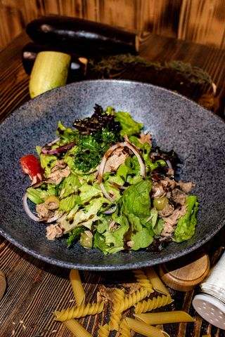 Tuna salad with balsamic cream