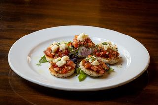 Bruschete cu rosii si branza de burduf