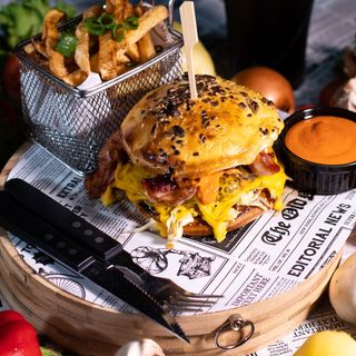 Joy Cheeseburger cu cartofi prajiti/wedges si sos la alegere