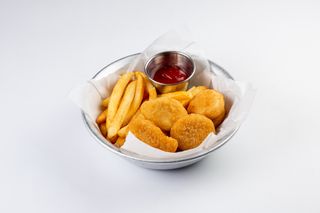 Куринные нагетсы с картофелем фри