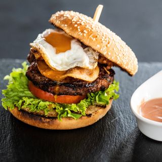 Boss burger servit cu sos