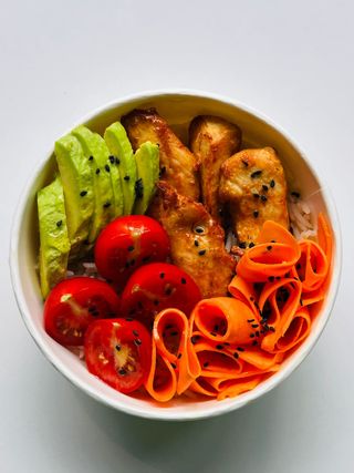 1X პესტო ლორით, 1X ქათმის ბოული + 2X კოკა-კოლა