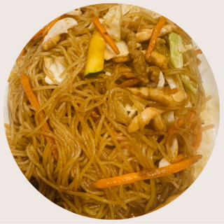 Fideos de Arroz Salteados con Tres Delicias