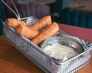 Tequeños Con Salsa Holandesa Trufada 4