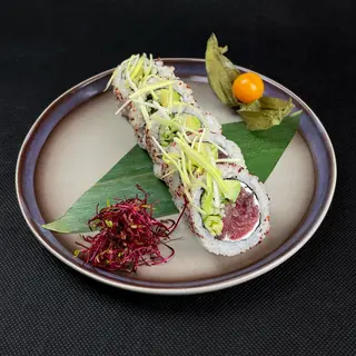 Uramaki tuńczyk ze Sri Lanki otoczony togarashi 