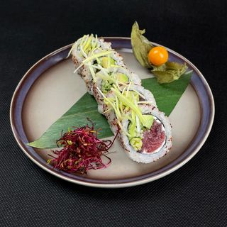 Uramaki tuńczyk ze Sri Lanki otoczony togarashi